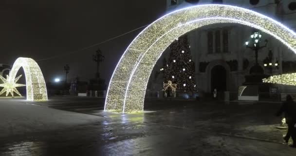 Oświetlenie noworoczne w pobliżu katedry Chrystusa Zbawiciela — Wideo stockowe
