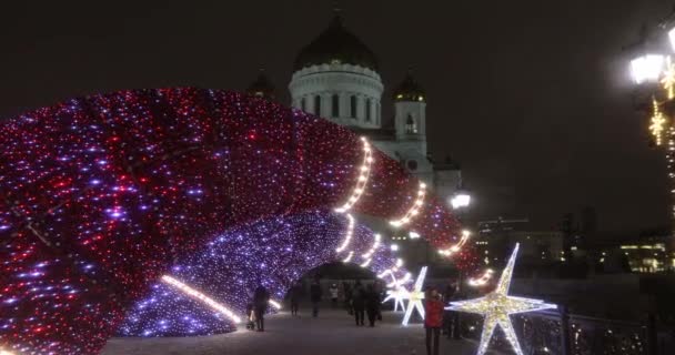 Nieuwjaarsverlichting nabij de Kathedraal van Christus de Verlosser — Stockvideo