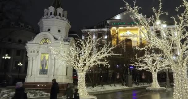 Festlig belysning på kapellet St Nicholas Wonderworker på Borovitskaja Square — Stockvideo