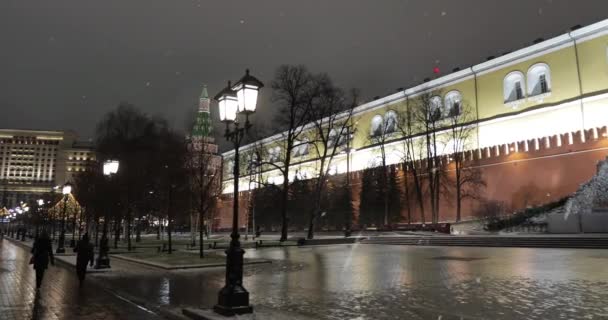 Vista del muro del Kremlin y del Obelisco en honor del 300 aniversario del reinado de la dinastía Romanov — Vídeos de Stock