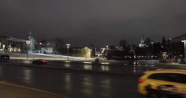 Vista del Monumento al Príncipe Vladimir y la Torre Borovitskaya del Kremlin — Vídeo de stock
