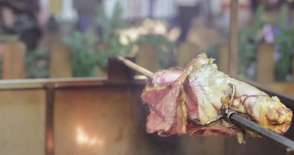 음식 축제 때 돼지고기 다리를 요리하는 모습 — 비디오