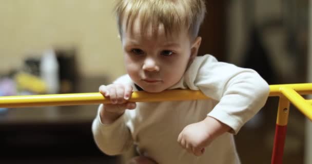 Een jongen van een jaar op de gymnastiek — Stockvideo