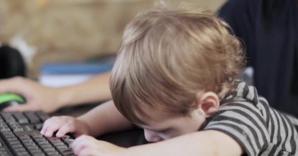 Niño pequeño presiona las teclas — Vídeo de stock