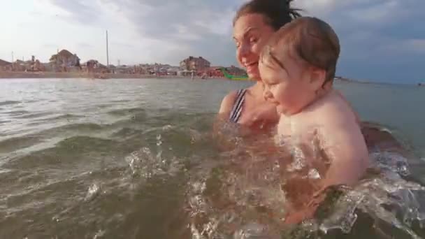 Entrenamiento en natación en el mar — Vídeo de stock