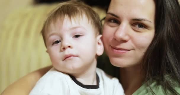 Мальчик на руках у мамы — стоковое видео