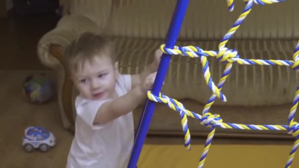 Niño en escaleras de gimnasia — Vídeo de stock