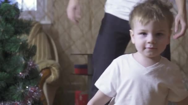 Junge tanzt mit Mama — Stockvideo