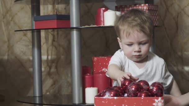 Garçon aide maman à décorer — Video