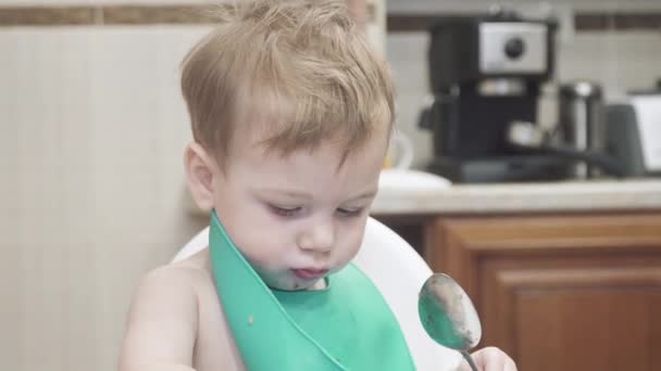 Asiento infantil comiendo trigo sarraceno — Vídeos de Stock