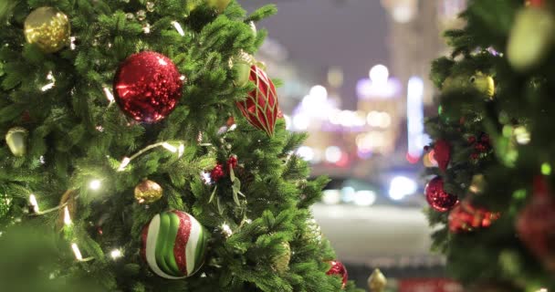 Árvore de Natal decorada com auto — Vídeo de Stock
