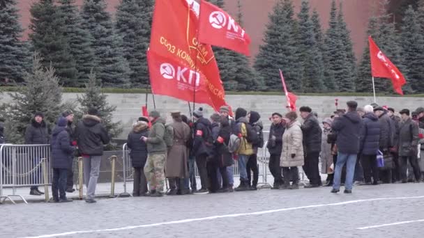 Line for laying flowers — Stock Video