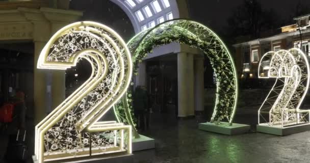 Iluminación festiva en el anillo del Boulevard cerca del metro Kropotkinskaya — Vídeos de Stock