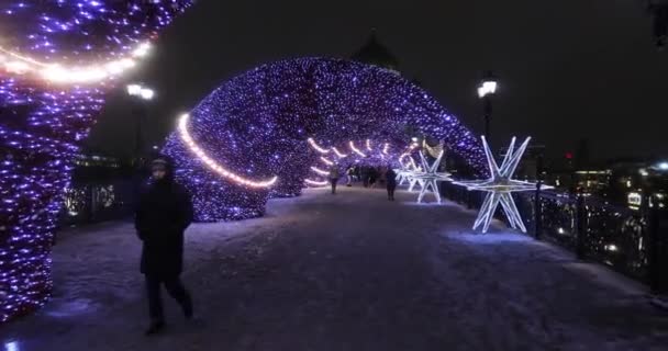 Újévi megvilágítás a Megváltó Krisztus székesegyház közelében — Stock videók