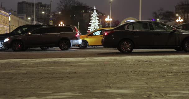 Trafikstockning på Volkhovka under nyårshelgen och juldekoration — Stockvideo