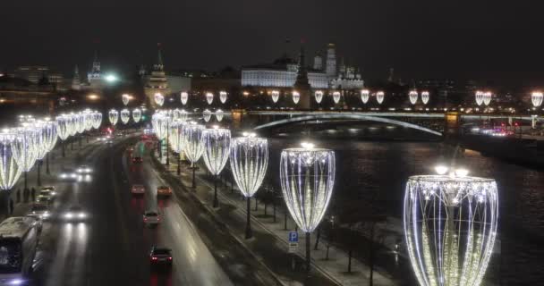 Utsikt över Kreml och nyårsljuset från patriarkalbron — Stockvideo