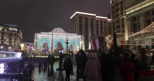 Kerstmarkt 2020 op Manezhnaya Square — Stockvideo