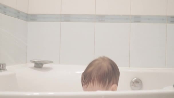 Niño en el baño — Vídeo de stock