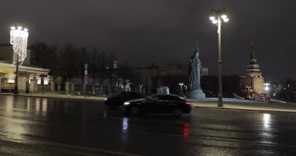 Blick auf das Denkmal des Fürsten Wladimir und den Borowitskaja-Turm des Kreml — Stockvideo