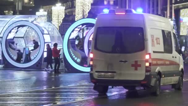 Ambulans ve yürüyen insanlar. — Stok video