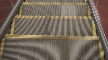 Metro merdivenleri taşınıyor.