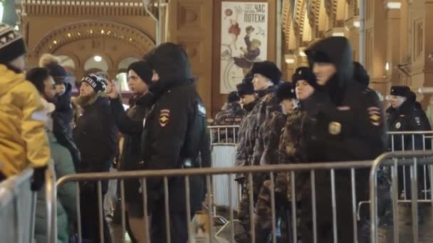 Stängd kontrollpunkt på Röda torget för nyår och Rossgvardeytsy — Stockvideo