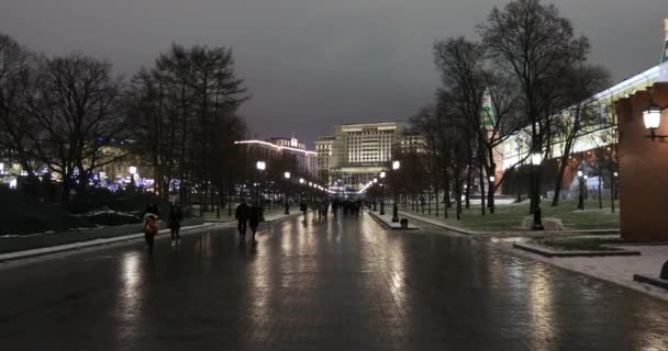 Vista del muro del Kremlin y del Obelisco en honor del 300 aniversario del reinado de la dinastía Romanov — Vídeos de Stock