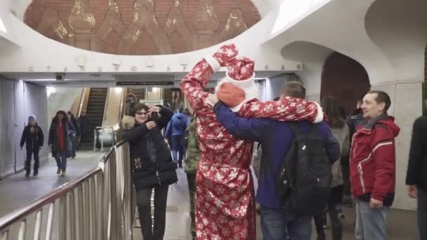 Санта-Клаус в костюме на станции метро Арбатская — стоковое видео
