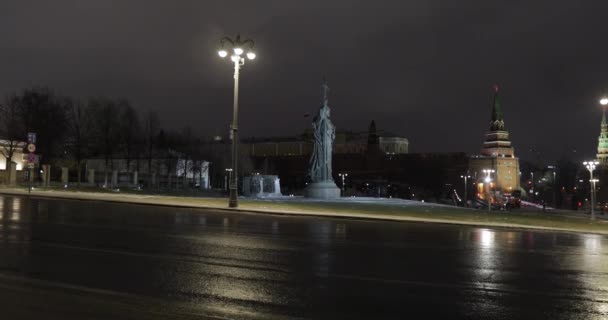 Vista del Monumento al Príncipe Vladimir y la Torre Borovitskaya del Kremlin — Vídeo de stock