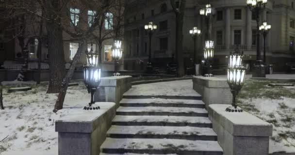 Neve coberto escadaria velha — Vídeo de Stock