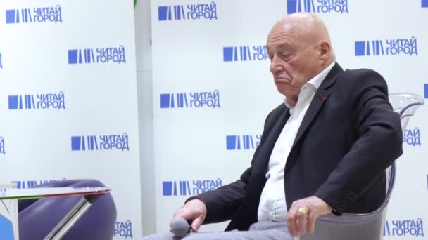 Vladimir Pozner bei der Vorstellung des Buches — Stockvideo