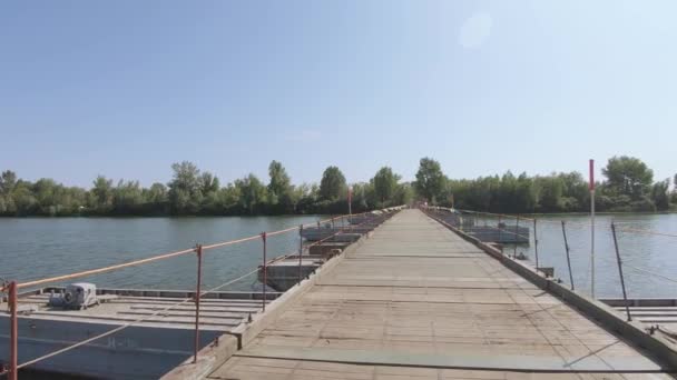 Pont de Pantone sur la rivière — Video