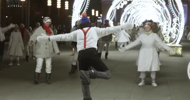 Animadores de dança na abertura da pista de gelo principal na Rússia — Vídeo de Stock
