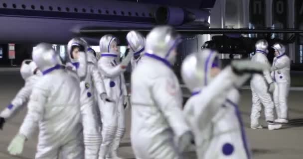 Animadores em trajes de astronautas — Vídeo de Stock