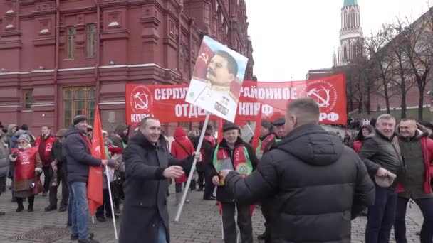 Stalinister och kommunistpartimedlemmar på Stalins födelsedag nära monumentet över Zhukov — Stockvideo