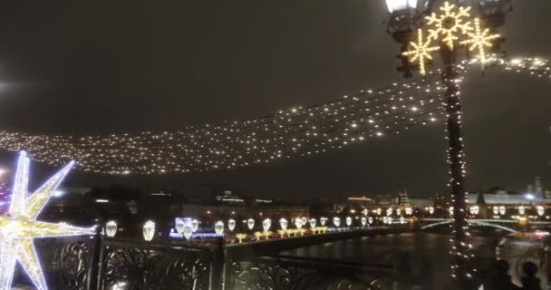 Novoroční osvětlení v blízkosti katedrály Krista Spasitele — Stock video