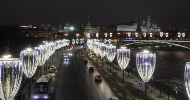 Vista del Kremlin y la iluminación de Año Nuevo desde el puente patriarcal — Vídeos de Stock