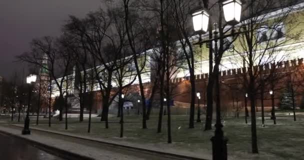 Blick auf die Kreml-Mauer und den Obelisk zu Ehren des 300. Jahrestages der Herrschaft der Romanow-Dynastie — Stockvideo