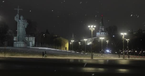 Utsikt över monumentet till prins Vladimir och Borovitskaja tornet i Kreml — Stockvideo