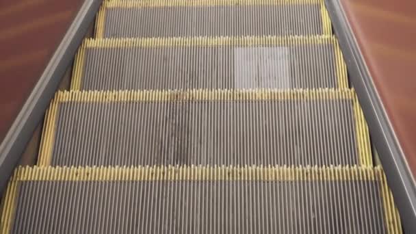 Pohyblivé schody metra — Stock video