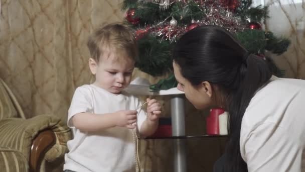 Boy ayuda a mamá a decorar — Vídeo de stock