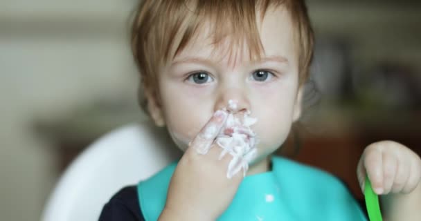 Baby boy eats milk cheese — Stock Video