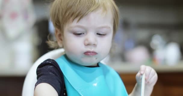 Sertésbordát evő csecsemő fiú — Stock videók