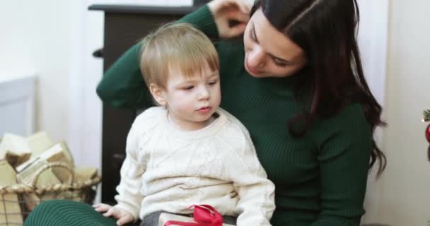 Mutter und Sohn öffnen Geschenke — Stockvideo