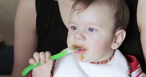 Baby boy eating broccoli puree — Stock Video