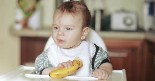 Bambino ragazzo mangiare una banana — Video Stock