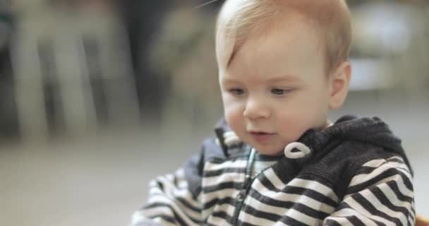 Baby jongen in het winkelcentrum — Stockvideo