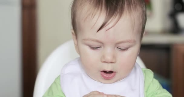 Babyjongen eten een cookie — Stockvideo