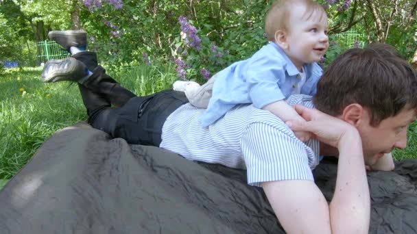 A takarót a baba fiú — Stock videók