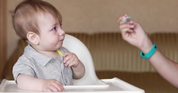 Baby eet yoghurt thuis — Stockvideo